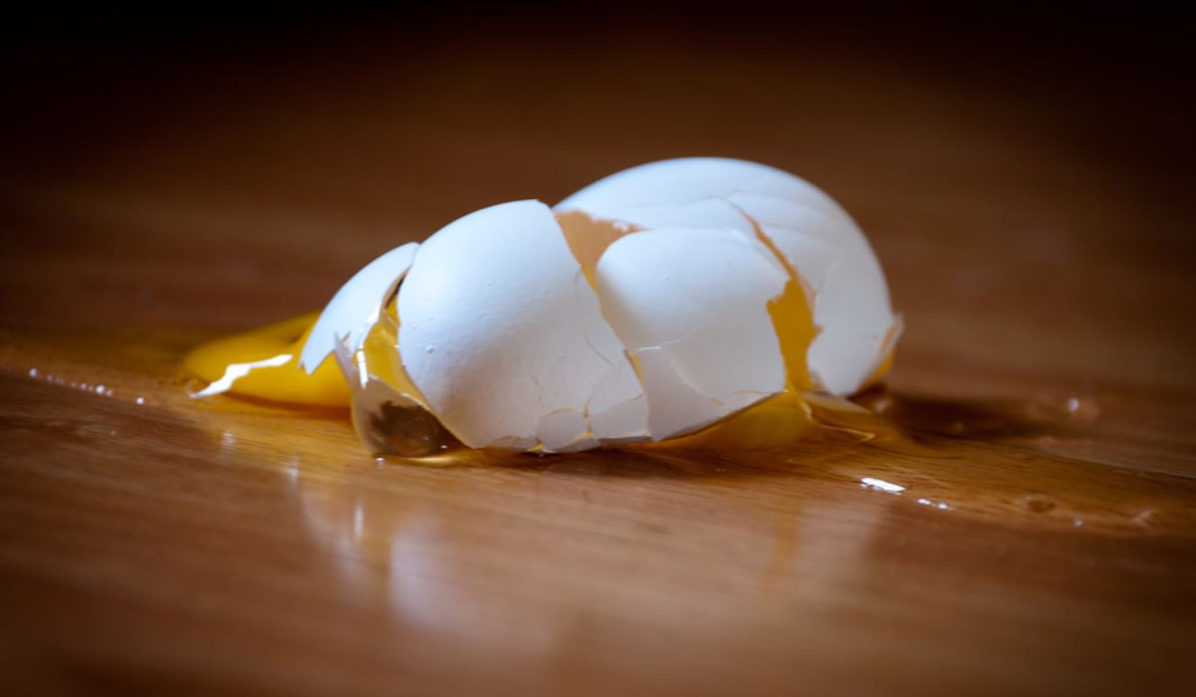 К чему снится разбитое сырое яйцо женщине. Разбитое яйцо. Расколотое яйцо. Красиво разбитое яйцо. Треснувшее вареное яйцо.
